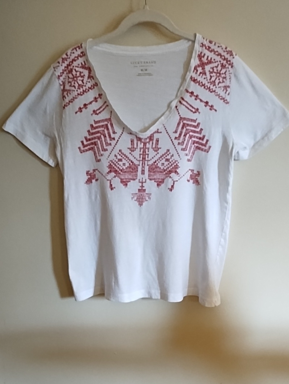 WHITE T-SHIRT, V-NECK, IMITATION EMBROIDERY,  ATTRACTIVE SUMMER SHIRT, LUCKY,